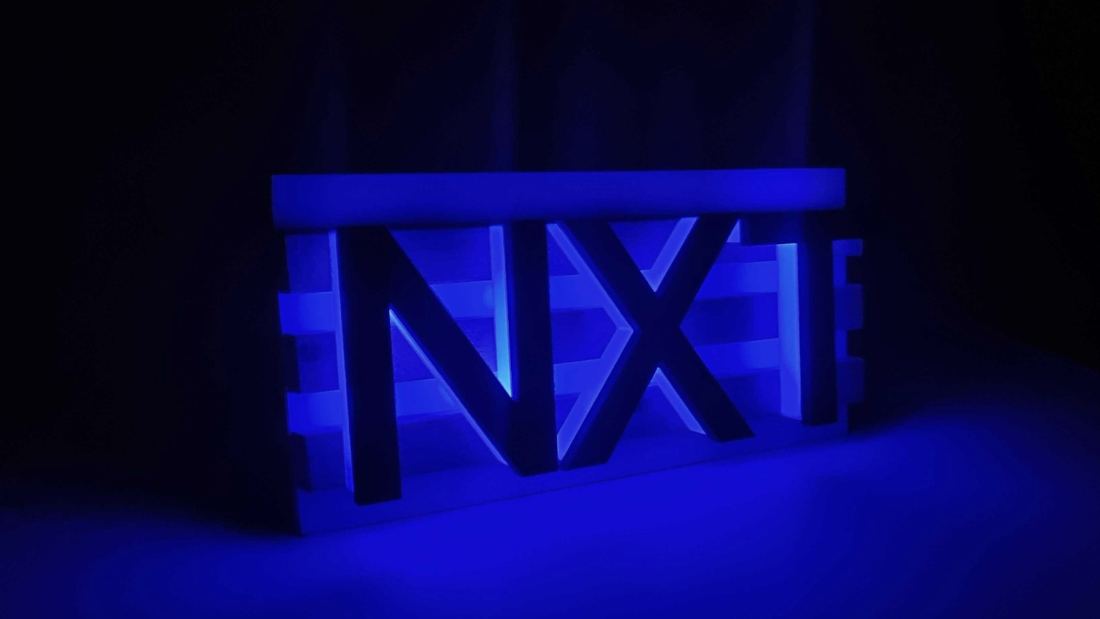 Podświetlany napis NXT z liter drukowanych z PLA+, światło niebieskie